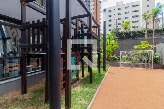 Apartamento mobiliado, 2 suítes, piscina no condomínio, permite animais. Ideal para comprar. — Playground