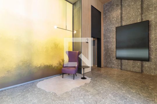 Apartamento mobiliado, 2 suítes, piscina no condomínio, permite animais. Ideal para comprar. — Hall de entrada