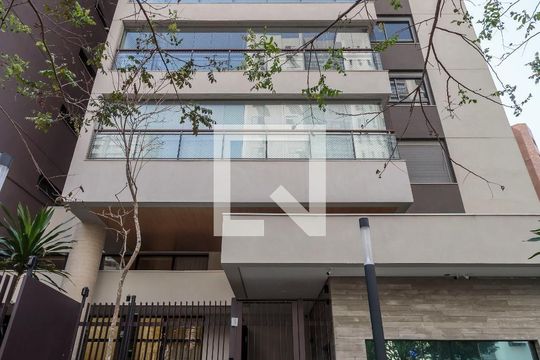 Apartamento mobiliado, 2 suítes, piscina no condomínio, permite animais. Ideal para comprar. — Fachada