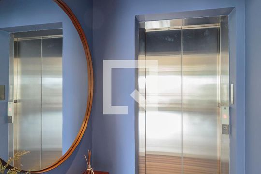 Apartamento mobiliado, 2 suítes, piscina no condomínio, permite animais. Ideal para comprar. — Hall