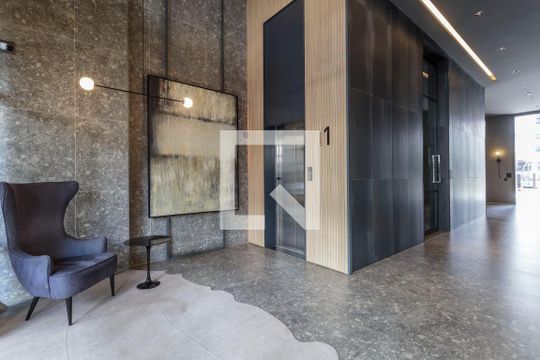 Apartamento mobiliado, 2 suítes, piscina no condomínio, permite animais. Ideal para comprar. — Hall de entrada