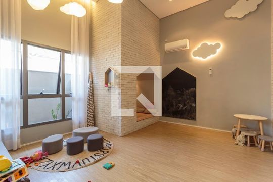 Apartamento mobiliado, 2 suítes, piscina no condomínio, permite animais. Ideal para comprar. — Brinquedoteca