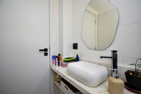 Apartamento com 3 quartos, 1 suíte. Aceitamos compra. Animais de estimação permitidos. — banheiro