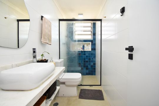 Apartamento com 3 quartos, 1 suíte. Aceitamos compra. Animais de estimação permitidos. — banheiro