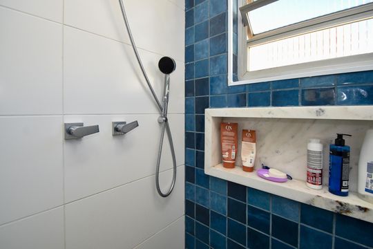Apartamento com 3 quartos, 1 suíte. Aceitamos compra. Animais de estimação permitidos. — banheiro