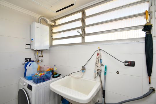 Apartamento com 3 quartos, 1 suíte. Aceitamos compra. Animais de estimação permitidos. — lavanderia