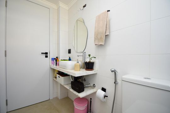 Apartamento com 3 quartos, 1 suíte. Aceitamos compra. Animais de estimação permitidos. — banheiro