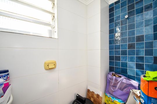 Apartamento com 3 quartos, 1 suíte. Aceitamos compra. Animais de estimação permitidos. — banheiro serviçø