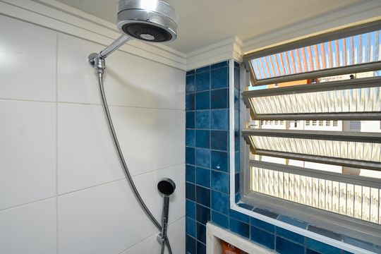 Apartamento com 3 quartos, 1 suíte. Aceitamos compra. Animais de estimação permitidos. — banheiro