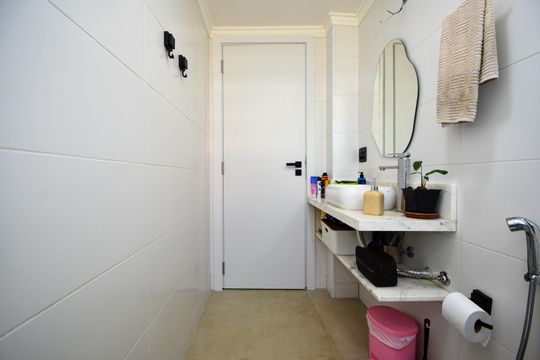 Apartamento com 3 quartos, 1 suíte. Aceitamos compra. Animais de estimação permitidos. — banheiro