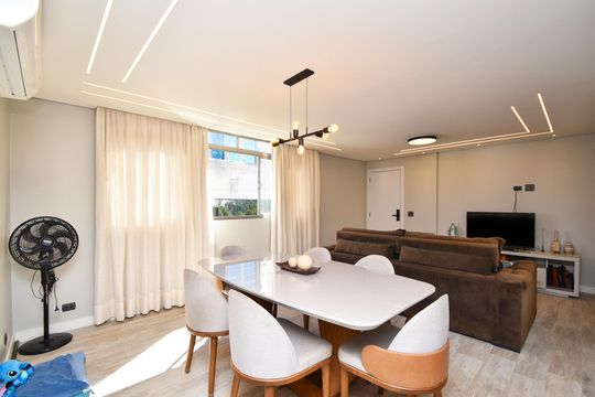 Apartamento com 3 quartos, 1 suíte. Aceitamos compra. Animais de estimação permitidos. — Sala de jantar