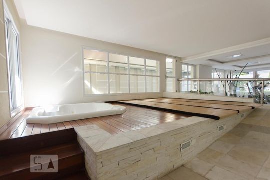 Venda de apartamento mobiliado em Pompeia com 4 quartos, closet e piscina no condomínio. — SPA