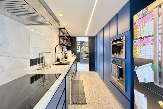Comprar apartamento mobiliado com 4 quartos, academia no condomínio e aceita pets. — Cozinha