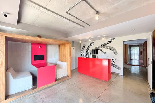 Comprar apartamento mobiliado com 4 quartos, academia no condomínio e aceita pets. — Coworking