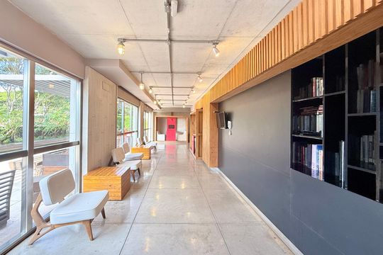 Comprar apartamento mobiliado com 4 quartos, academia no condomínio e aceita pets. — Coworking