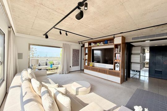 Comprar apartamento mobiliado com 4 quartos, academia no condomínio e aceita pets. — Sala