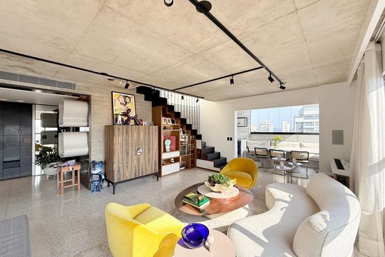 Comprar apartamento mobiliado com 4 quartos, academia no condomínio e aceita pets. — Sala
