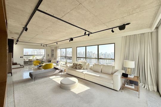 Comprar apartamento mobiliado com 4 quartos, academia no condomínio e aceita pets. — Sala