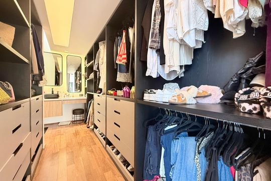 Comprar apartamento mobiliado com 4 quartos, academia no condomínio e aceita pets. — Closet Suite 1