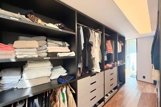 Comprar apartamento mobiliado com 4 quartos, academia no condomínio e aceita pets. — Closet Suite 1