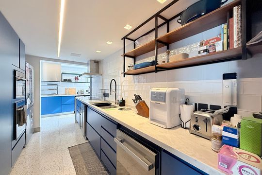 Comprar apartamento mobiliado com 4 quartos, academia no condomínio e aceita pets. — Cozinha