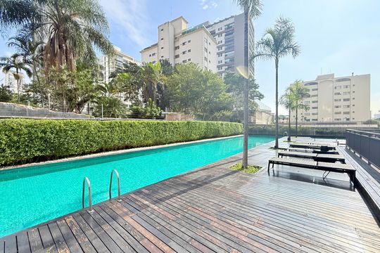 Comprar apartamento mobiliado com 4 quartos, academia no condomínio e aceita pets. — Piscina