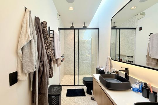 Comprar apartamento mobiliado com 4 quartos, academia no condomínio e aceita pets. — Banheiro Suite 1