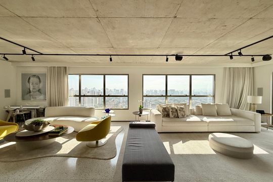 Comprar apartamento mobiliado com 4 quartos, academia no condomínio e aceita pets. — Sala