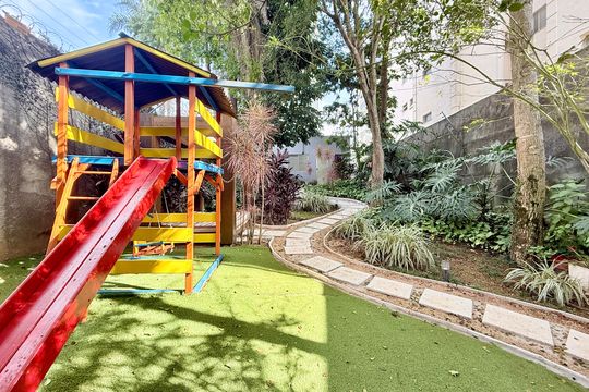 Comprar apartamento mobiliado com 4 quartos, academia no condomínio e aceita pets. — Playground