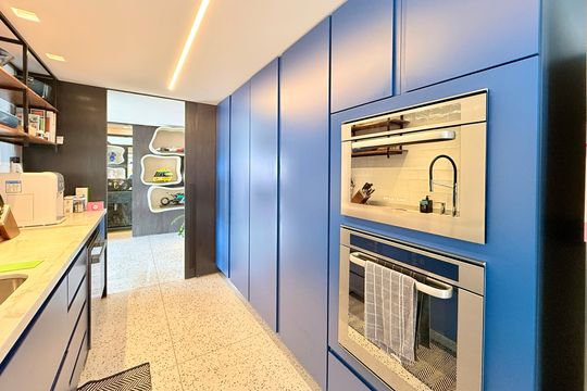 Comprar apartamento mobiliado com 4 quartos, academia no condomínio e aceita pets. — Cozinha