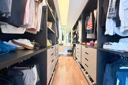 Comprar apartamento mobiliado com 4 quartos, academia no condomínio e aceita pets. — Closet Suite 1