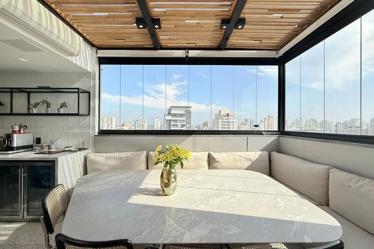 Comprar apartamento mobiliado com 4 quartos, academia no condomínio e aceita pets. — Varanda Gourmet