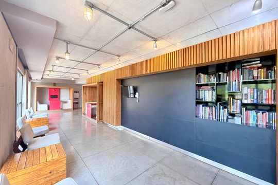 Comprar apartamento mobiliado com 4 quartos, academia no condomínio e aceita pets. — Coworking