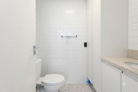 Comprar apartamento mobiliado com 4 quartos, academia no condomínio e aceita pets. — Banheiro de Serviço