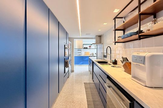 Comprar apartamento mobiliado com 4 quartos, academia no condomínio e aceita pets. — Cozinha