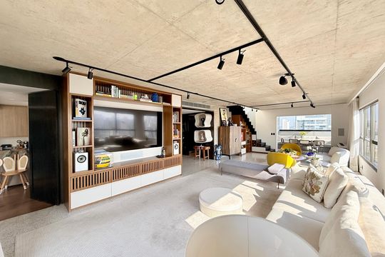 Comprar apartamento mobiliado com 4 quartos, academia no condomínio e aceita pets. — Sala