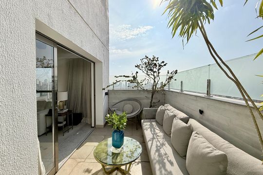 Comprar apartamento mobiliado com 4 quartos, academia no condomínio e aceita pets. — Varanda