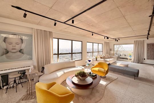 Comprar apartamento mobiliado com 4 quartos, academia no condomínio e aceita pets. — Sala