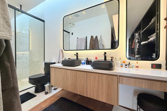 Comprar apartamento mobiliado com 4 quartos, academia no condomínio e aceita pets. — Banheiro Suite 1