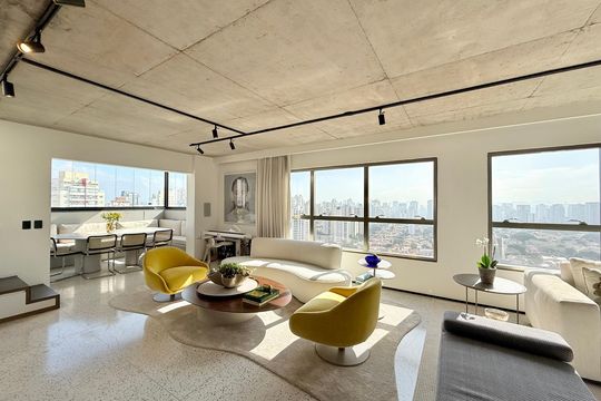 Comprar apartamento mobiliado com 4 quartos, academia no condomínio e aceita pets. — Sala