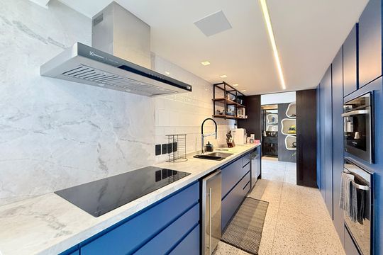 Comprar apartamento mobiliado com 4 quartos, academia no condomínio e aceita pets. — Cozinha