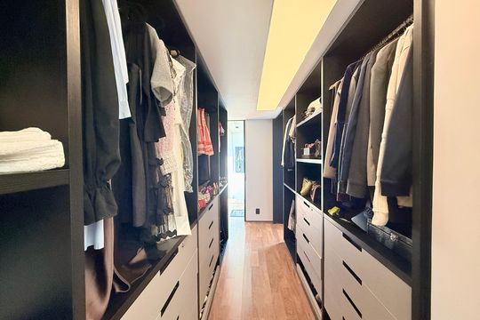 Comprar apartamento mobiliado com 4 quartos, academia no condomínio e aceita pets. — Closet Suite 1