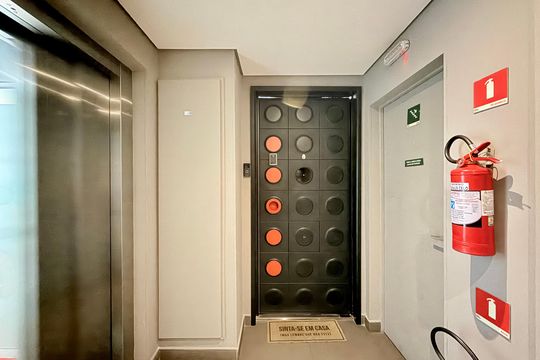 Comprar apartamento mobiliado com 4 quartos, academia no condomínio e aceita pets. — Hall Apartamento