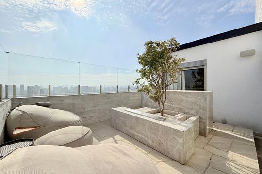 Comprar apartamento mobiliado com 4 quartos, academia no condomínio e aceita pets. — Terraço