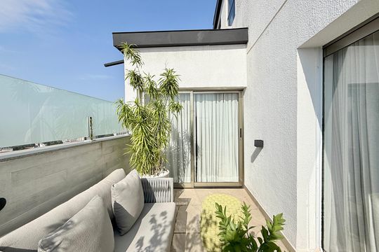 Comprar apartamento mobiliado com 4 quartos, academia no condomínio e aceita pets. — Varanda