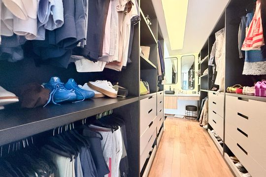 Comprar apartamento mobiliado com 4 quartos, academia no condomínio e aceita pets. — Closet Suite 1