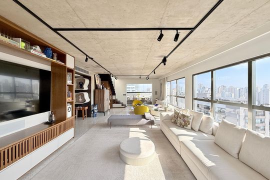 Comprar apartamento mobiliado com 4 quartos, academia no condomínio e aceita pets. — Sala
