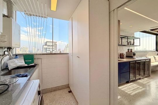 Comprar apartamento mobiliado com 4 quartos, academia no condomínio e aceita pets. — Área de Serviço