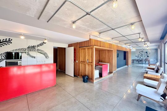 Comprar apartamento mobiliado com 4 quartos, academia no condomínio e aceita pets. — Coworking