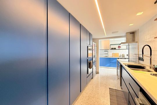 Comprar apartamento mobiliado com 4 quartos, academia no condomínio e aceita pets. — Cozinha